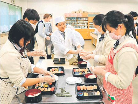 寿司職人から技術学ぶ